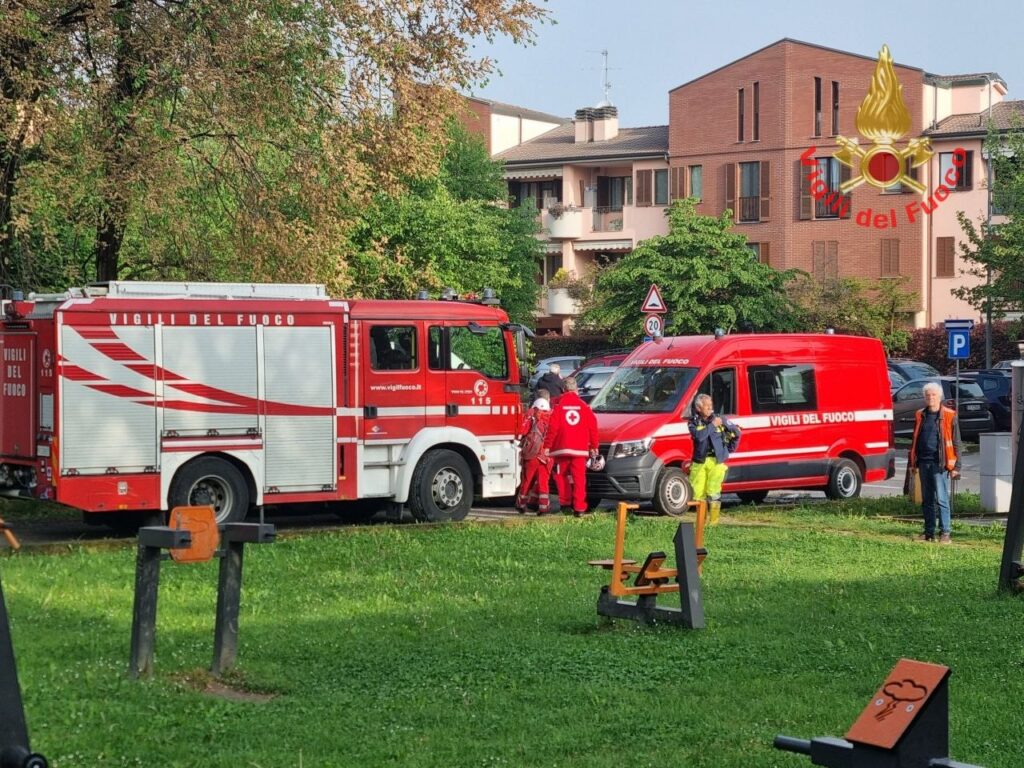 Vigili del fuoco ricerche Mezzago mezzi - foto Vigili del fuoco