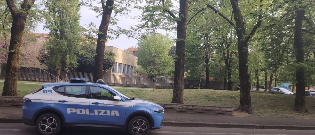 Una volante della Polizia in via Debussy