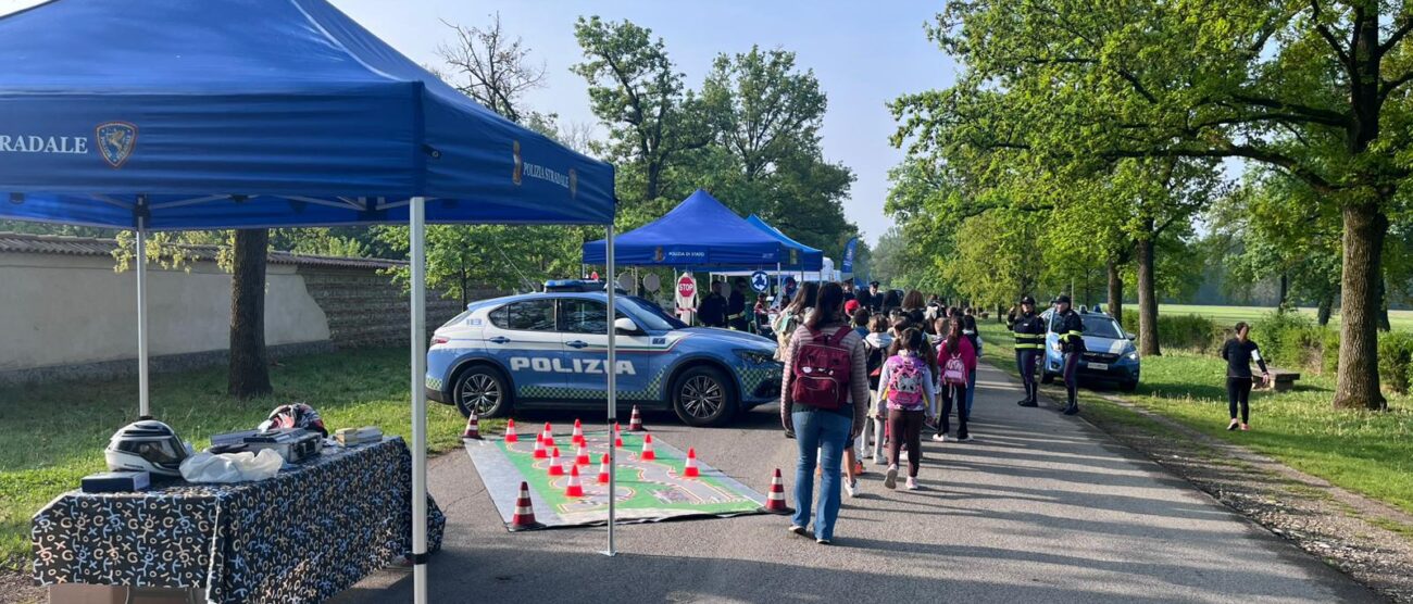 Stand della Polizia al Parco di Monza per la Giornata della Legalità