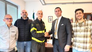 La stretta di mano tra il comandante provinciale Castore e il presidente della associazione Vigili del fuoco sezione monzese Alessandro Grassi
