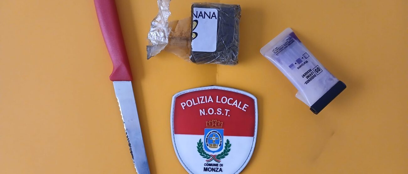 La droga e il coltello sequestrati dalla Polizia locale