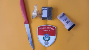 La droga e il coltello sequestrati dalla Polizia locale