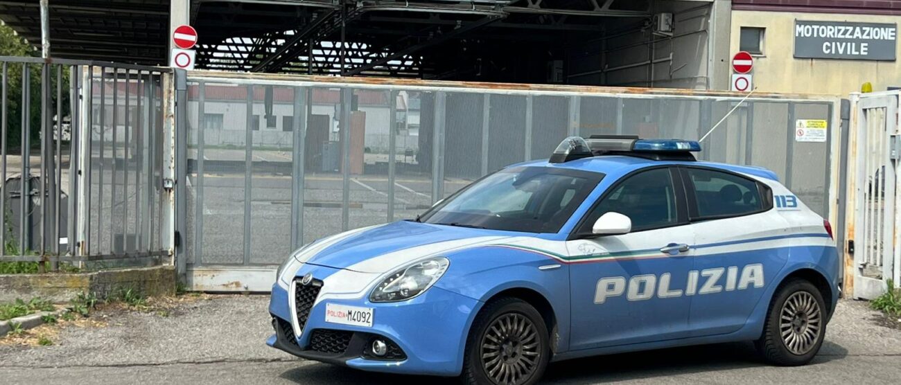 La Volante della Polizia davanti alla Motorizzazione di Monza