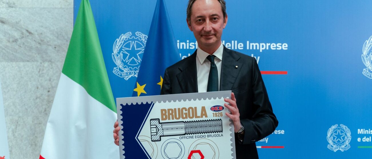 Il presidente di Brugola OEB Jody Brugola con il francobollo celebrativo