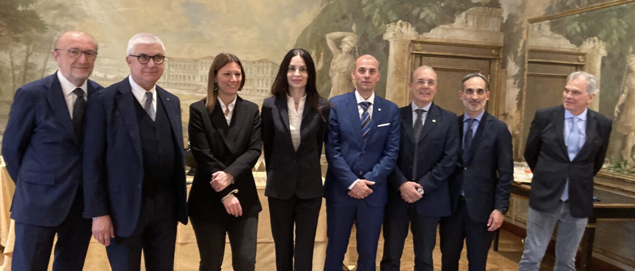 Monza l'assessora Debora Massar, al centro, con la consigliera regionale Alessia Villa e i rappresentanti delle associazioni di categoria