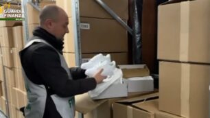 Un finanziere padernese con una scarpa contraffatta