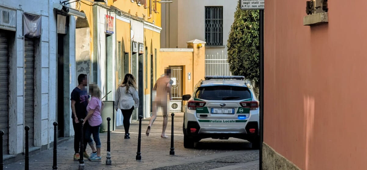 Brugherio uomo nudo in centro polizia locale