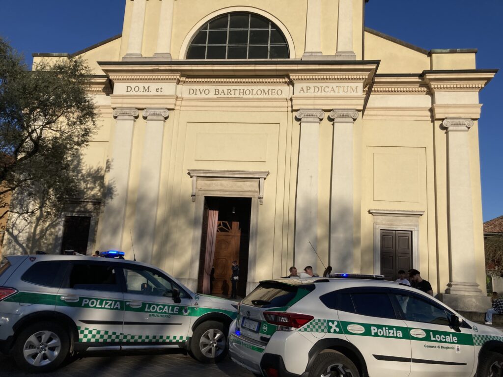 Brugherio uomo nudo in centro e in chiesa polizia locale