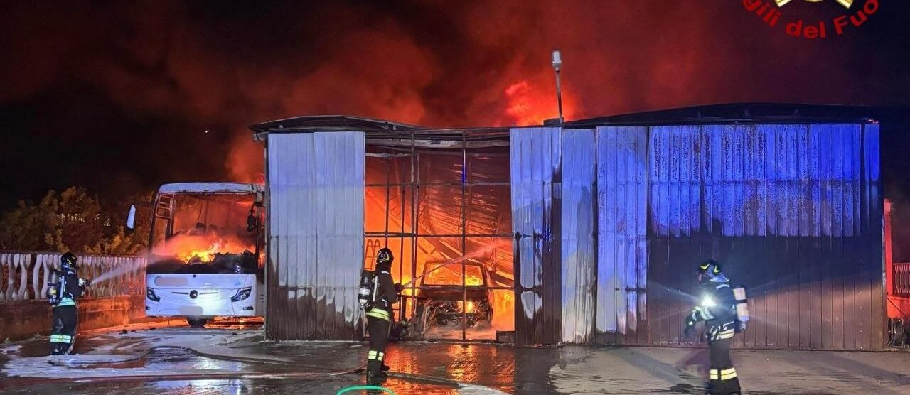 Maxi incendio in via della Guerrina a Monza Vigili del fuoco