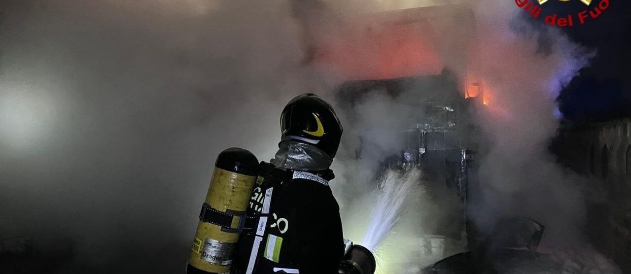 Maxi incendio in via della Guerrina a Monza Vigili del fuoco