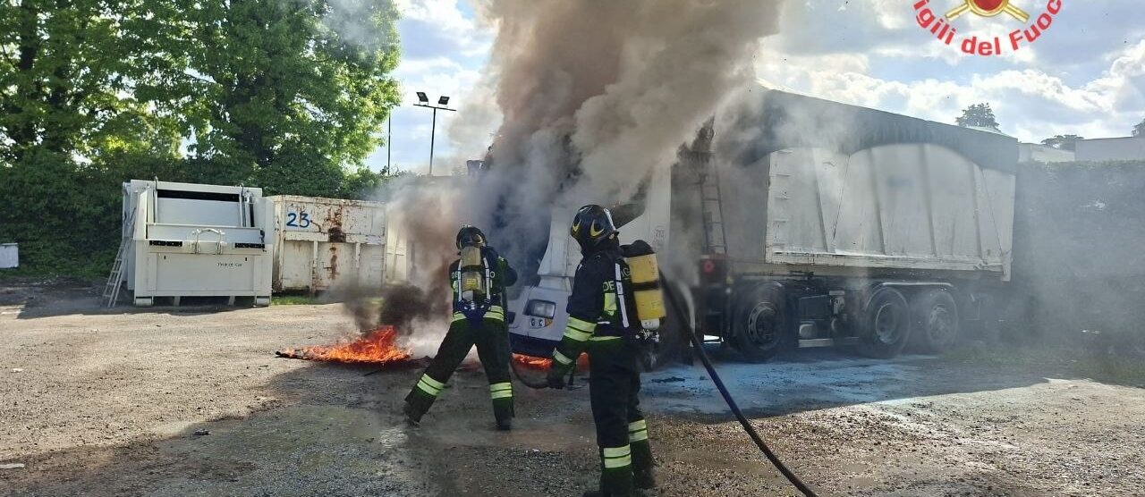 L'intervento dei vigili del fuoco a Giussano