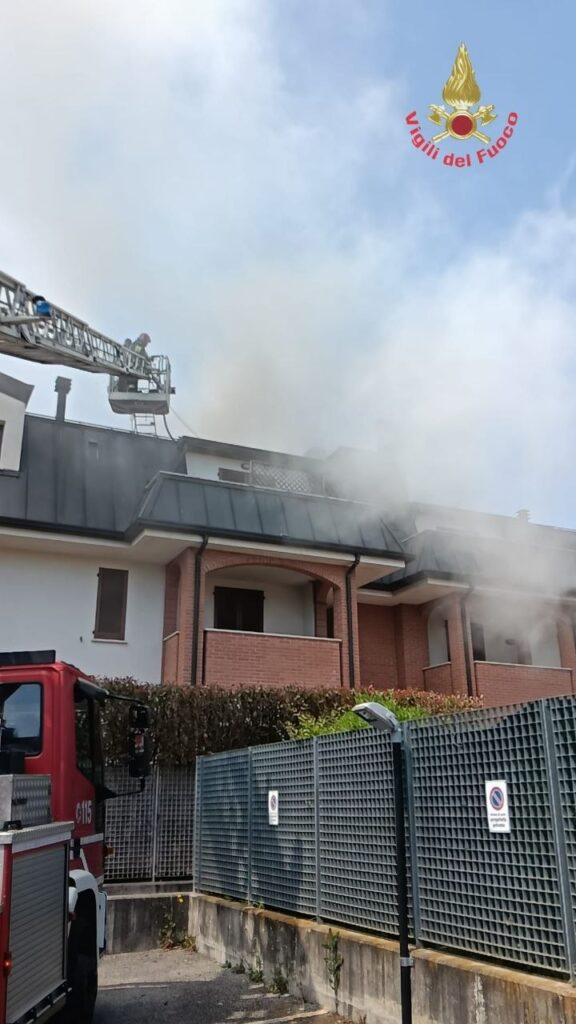 Bernareggio incendio tetto via Leonardo da Vinci