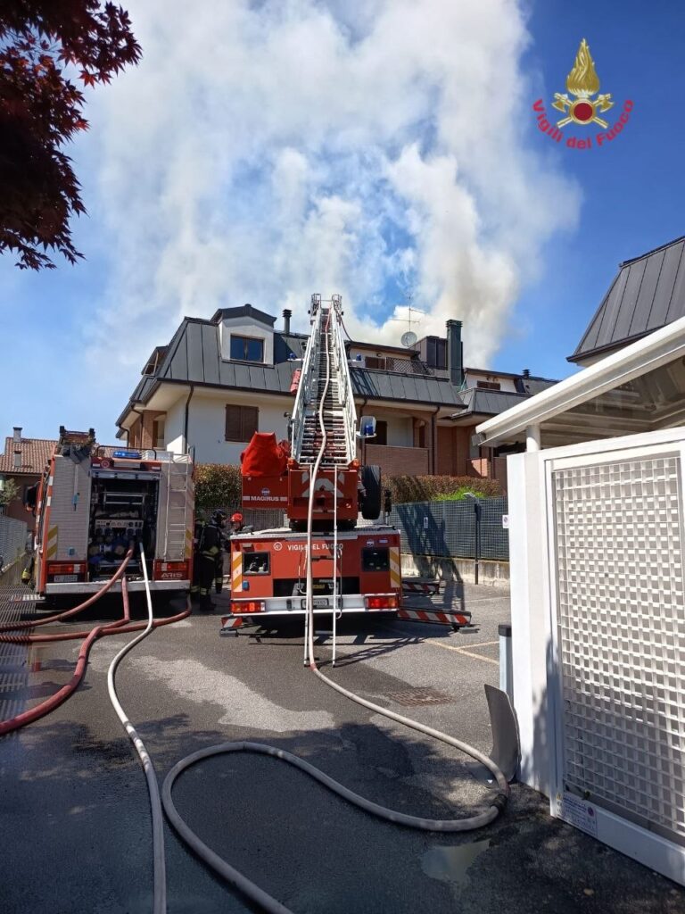Bernareggio incendio tetto via Leonardo da Vinci autoscala