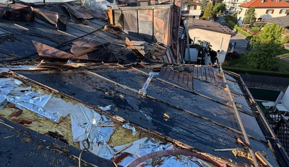 Bernareggio incendio tetto via Leonardo da Vinci danni