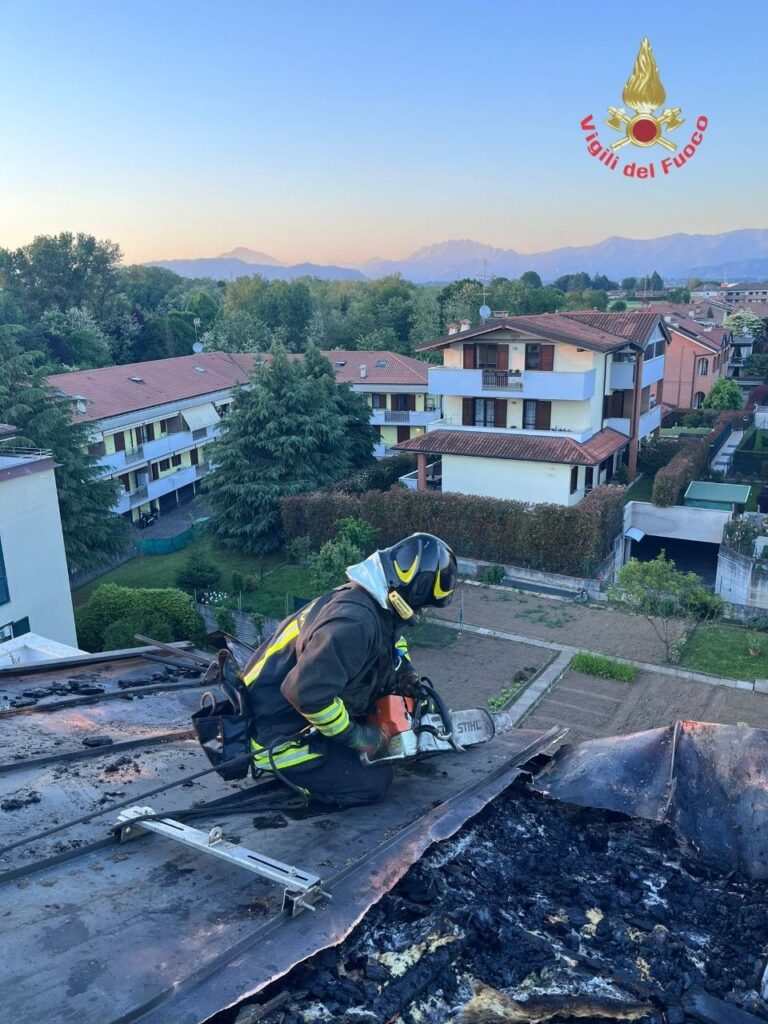 Bernareggio incendio tetto via Leonardo da Vinci intervento