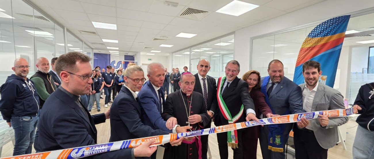 Csi inaugurazione uffici Monza taglio nastro monsignor Delpini