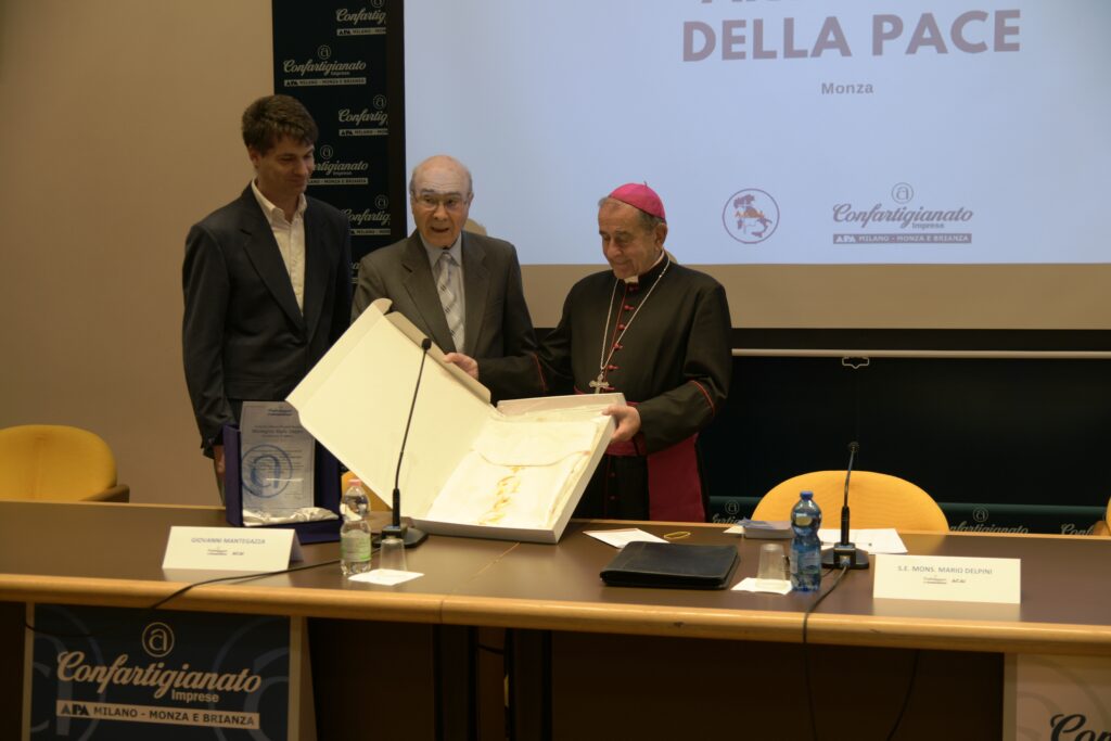 Monza Monsignor Delpini Apa Artigiani della Pace dono
