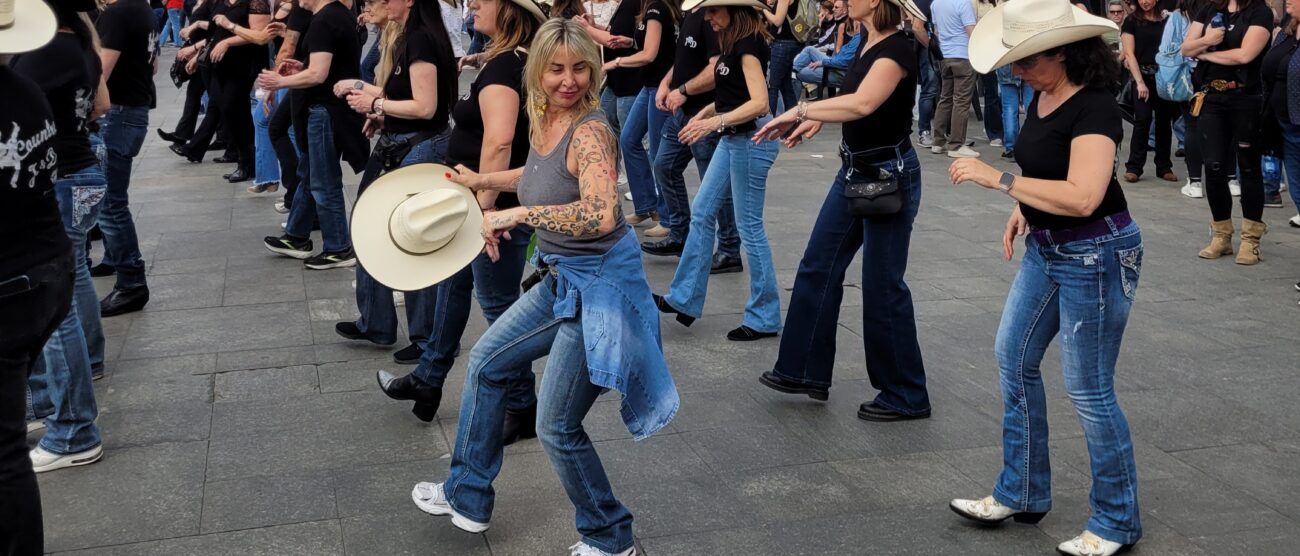 Monza flash mob country piazza Trento Trieste