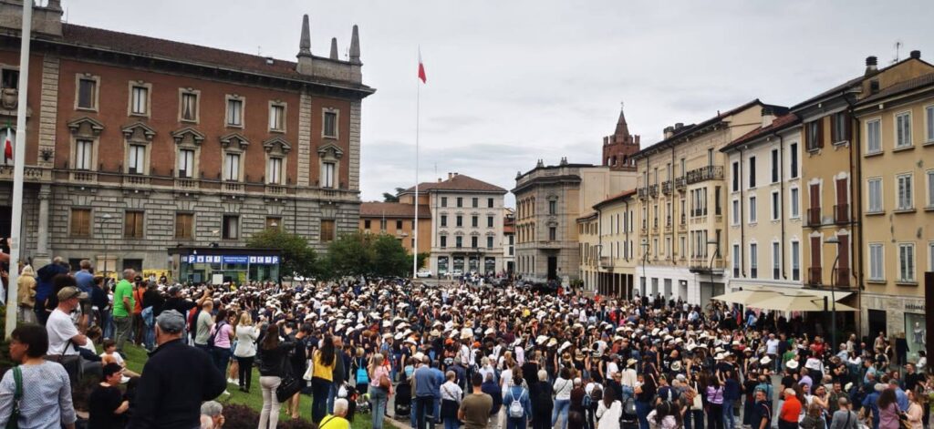 Monza flash mob country veduta piazza Trento Trieste