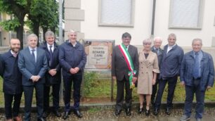 Nova Milanese intitolazione piazza Renato Caimi: i figli con l'amministrazione