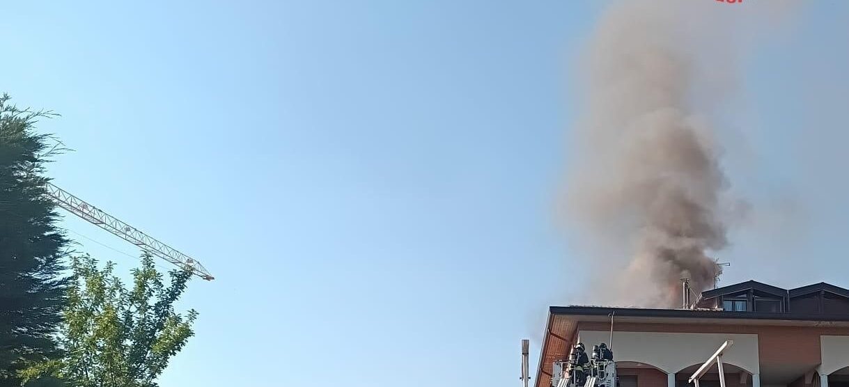 Seregno vigili del fuoco via Colzani fumo - foto Vigili del Fuoco