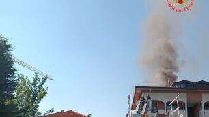 Seregno vigili del fuoco via Colzani fumo - foto Vigili del Fuoco
