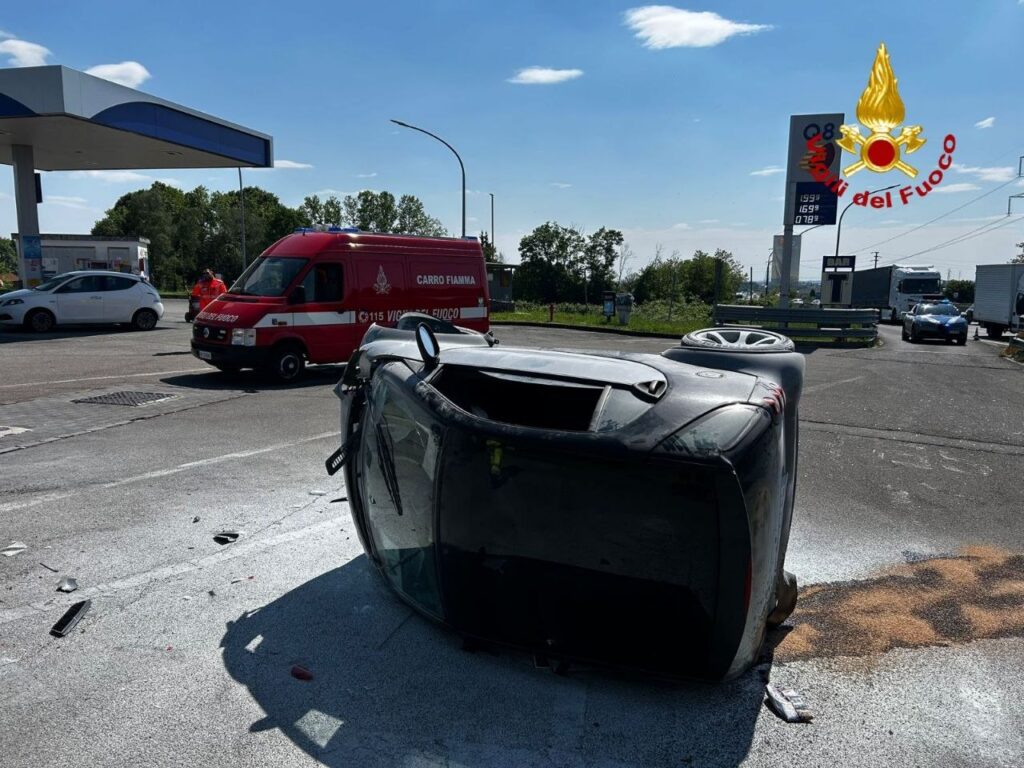 Statale 36 Verano incidente area di servzio auto ribaltata