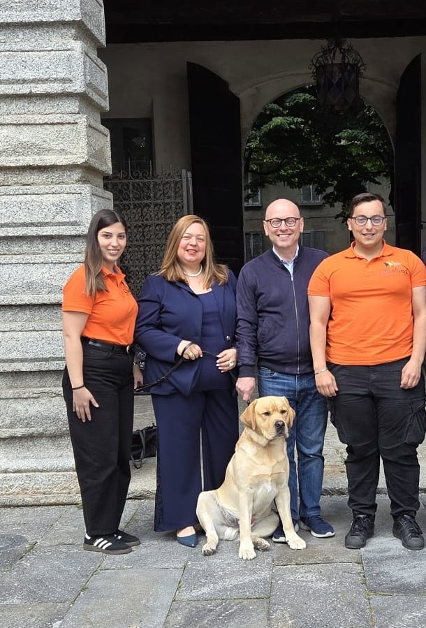 Il labrador Harrycon il sindaco Bocca, l'assessore e gli allevatori 