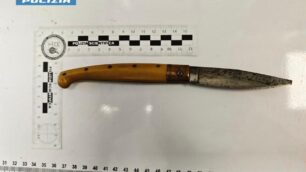 Il coltello sequestrato dalla Polizia di Monza