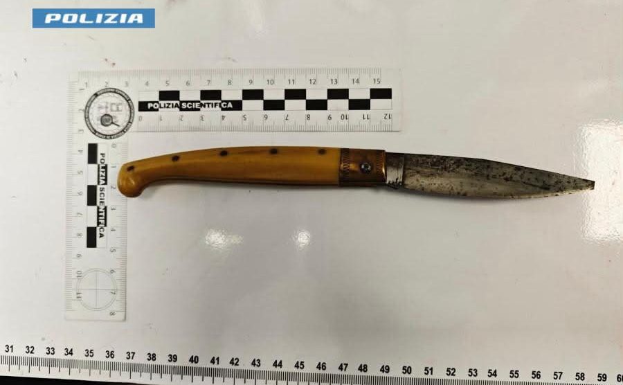 Il coltello sequestrato dalla Polizia di Monza