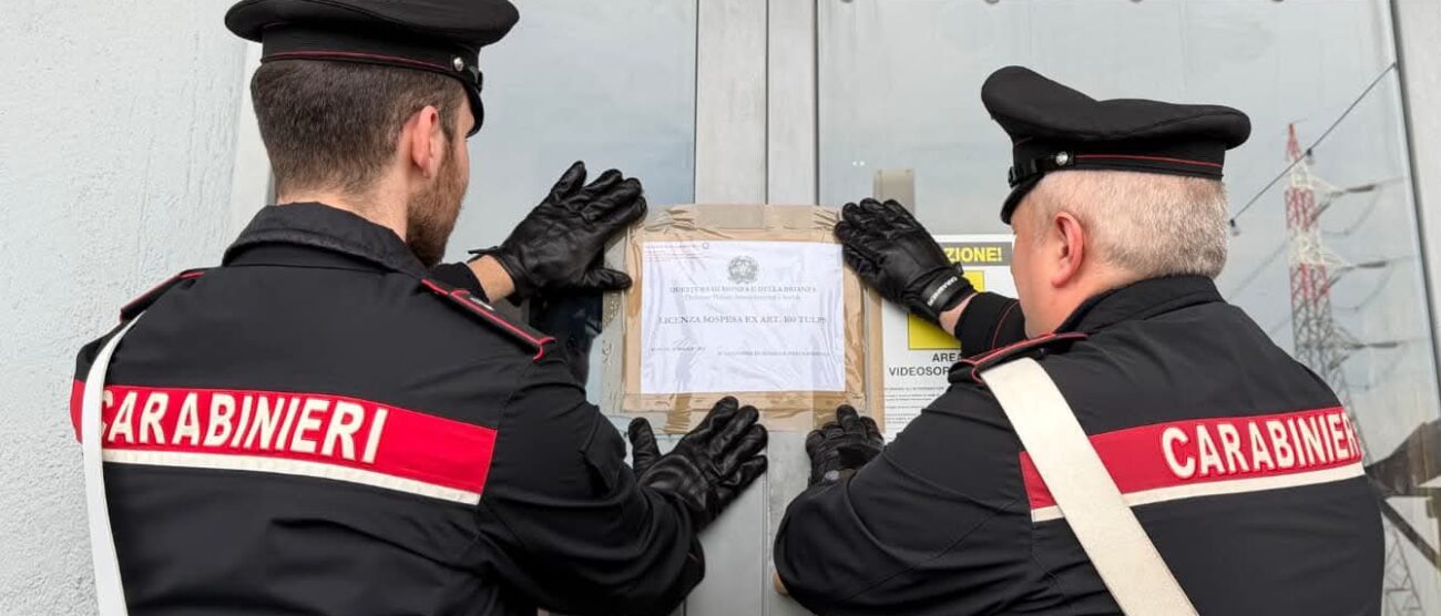 I carabinieri a Nova per la chiusura del bar per sette giorni