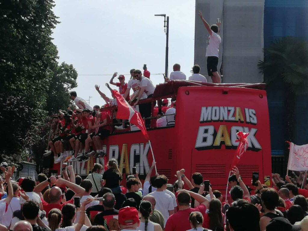 Il pullman biancorosso "Monza is Back" in sfilata