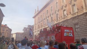 Il bus dei tifosi del Monza in centro per la festa A