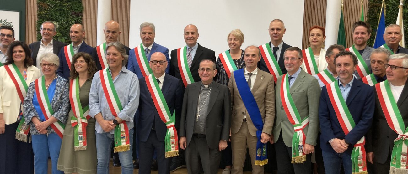 L'arcivescovo Mario Delpini con i sindaci brianzoli