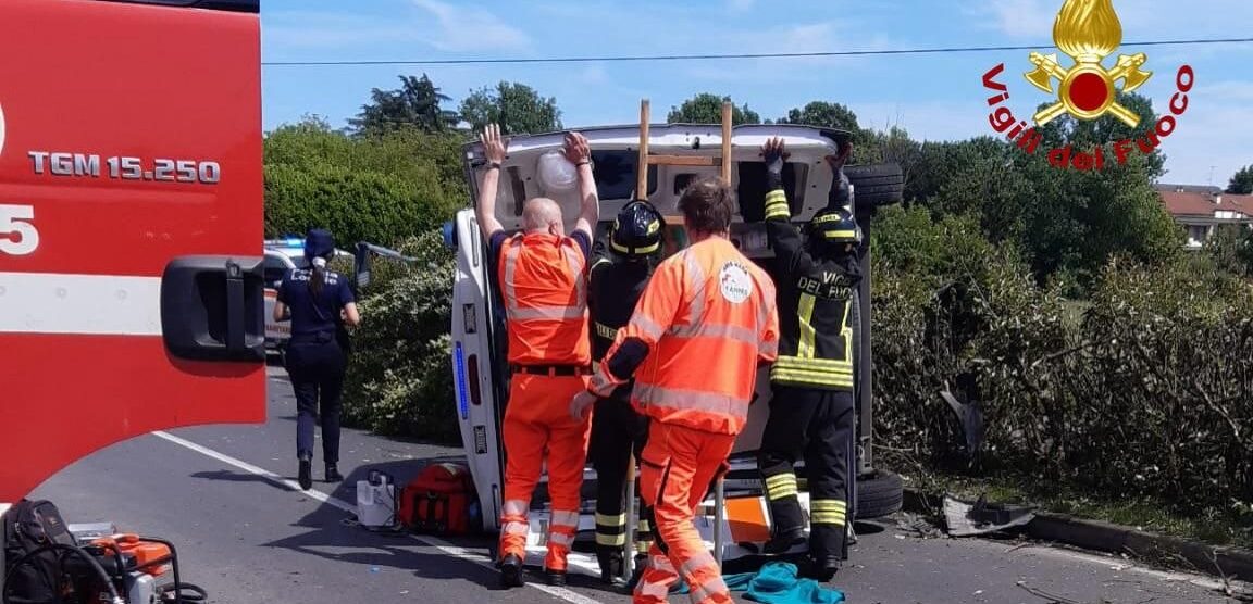 L'ambulanza ribaltata a Desio