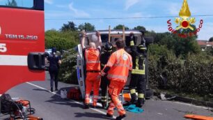 L'ambulanza ribaltata a Desio