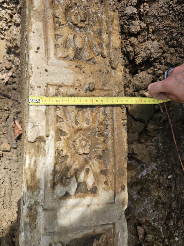 La pietra decorata trovata nel Parco di Monza