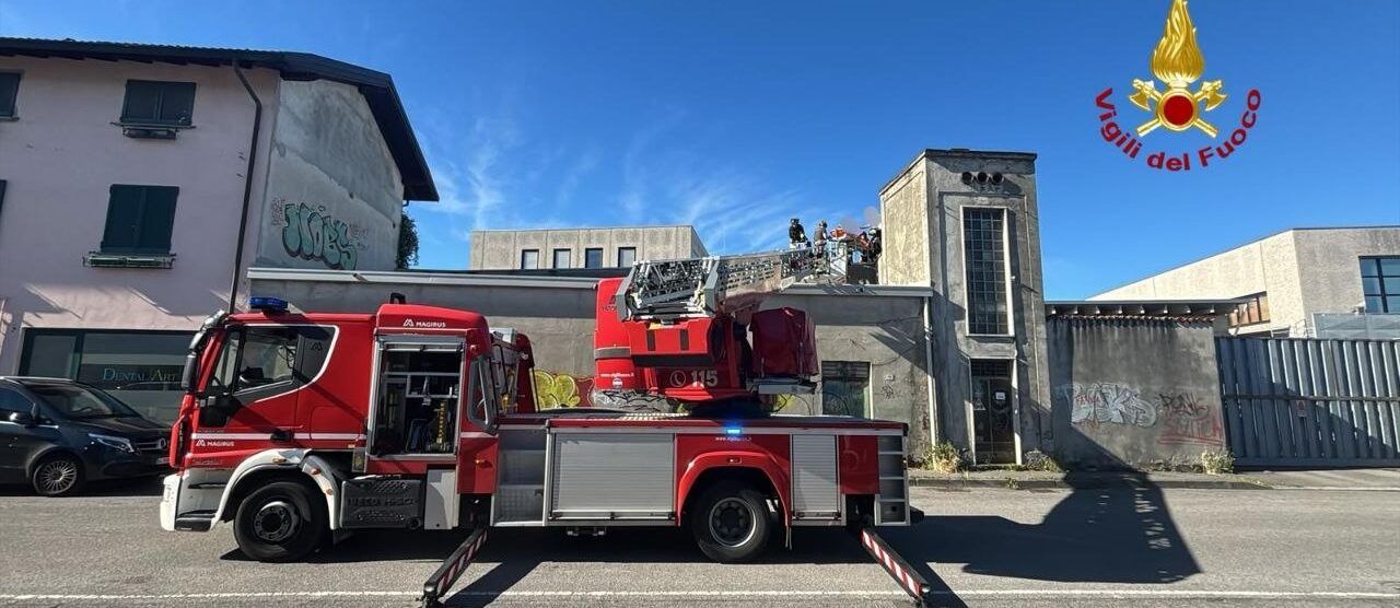 I vigili del fuoco intervenuti a Giussano con l'autoscala