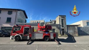 I vigili del fuoco intervenuti a Giussano con l'autoscala