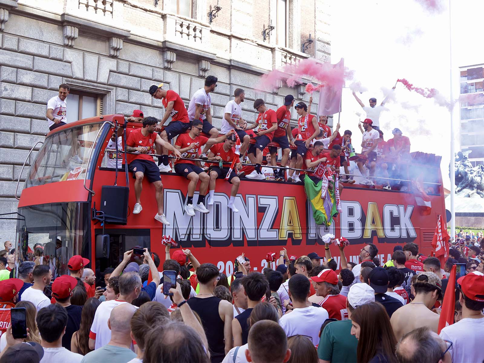 La festa del Monza per il ritorno in serie A