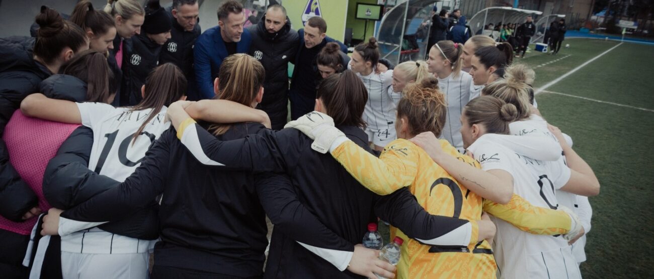 Calcio Como Women ultima chiamata prima di una partita allo stadio Ferruccio