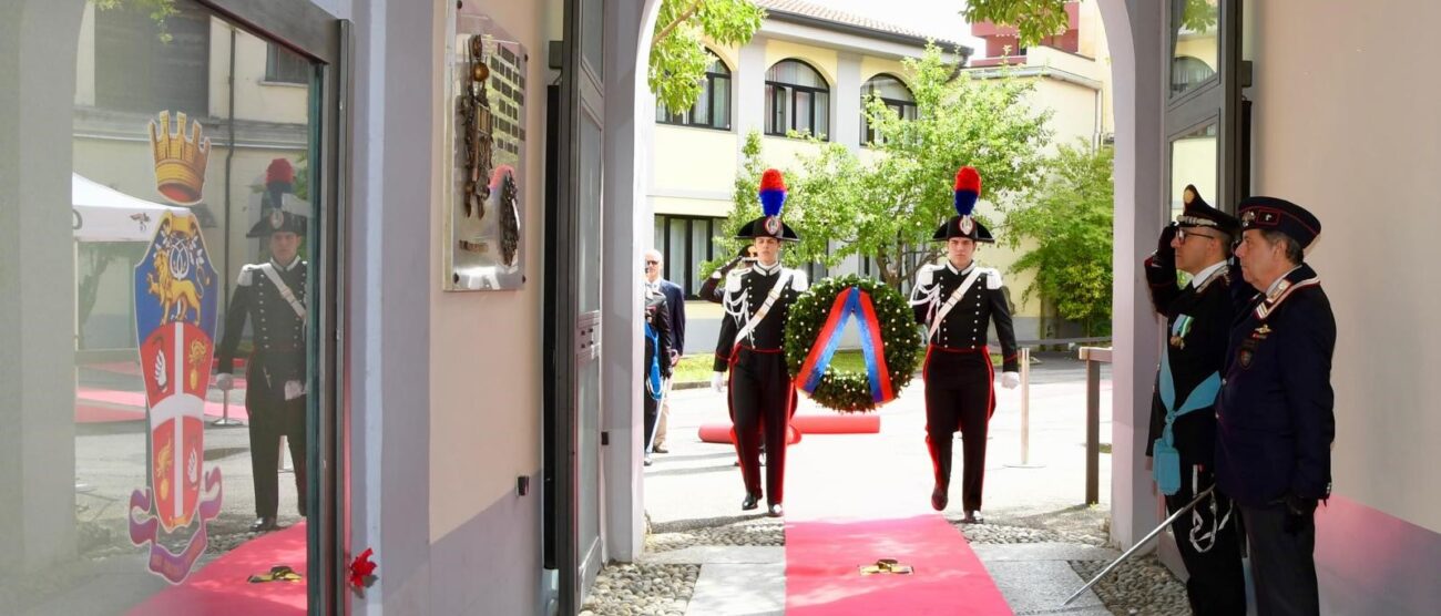La deposizione della corona alla laide dei Caduti dell'Arma