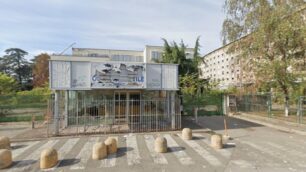 Ospedale vecchio Vimercate: oggi l'ingresso è ulteriormente nascosto da pannelli in lamiera