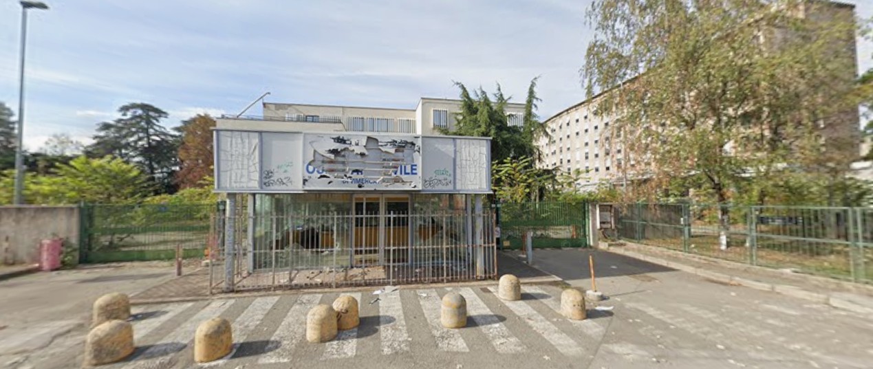 Ospedale vecchio Vimercate: oggi l'ingresso è ulteriormente nascosto da pannelli in lamiera