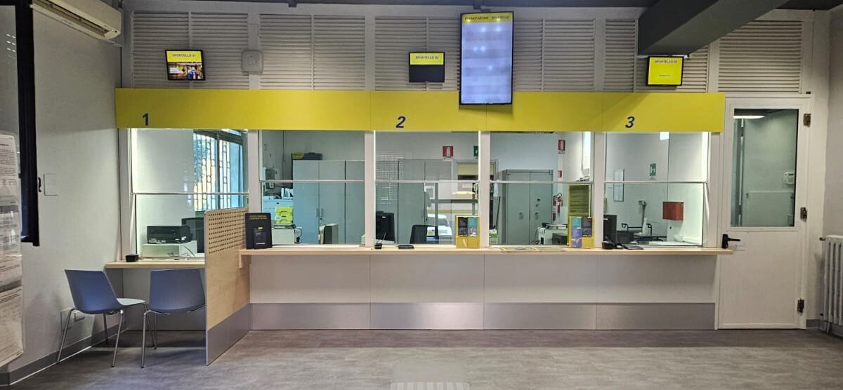 Gli uffici di Poste italiane a Vedano al Lambro