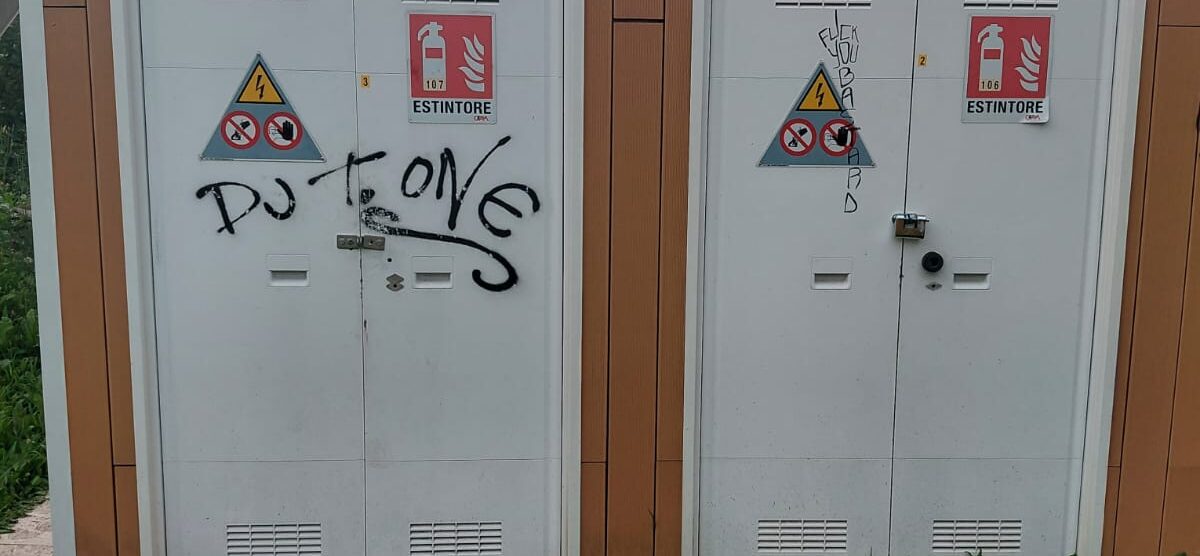 La cabina Enel usata come rifugio dai senzatetto