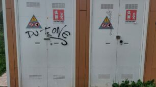 La cabina Enel usata come rifugio dai senzatetto