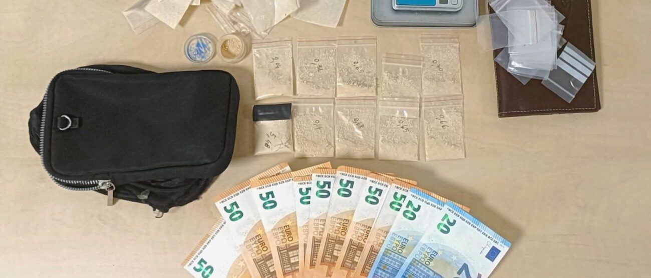 La droga sintetica e il denaro sequestrati al 31enne dalla Squadra Mobile