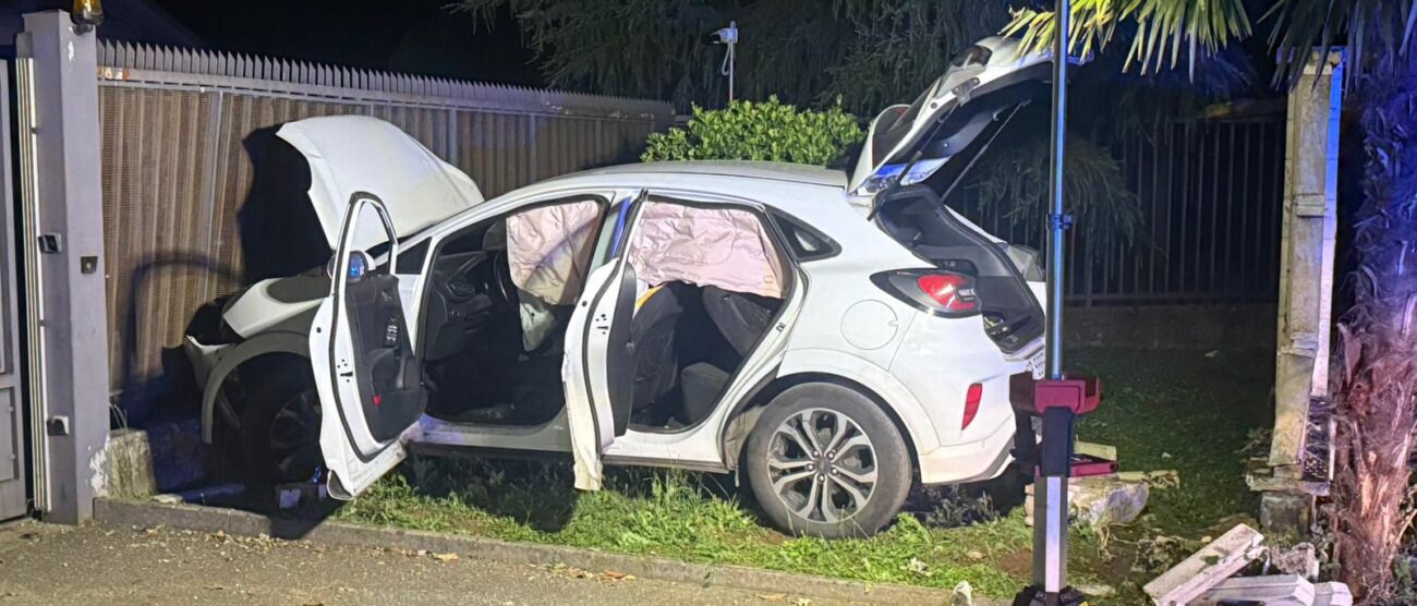 L'auto finita contro la recinzione in via Previati