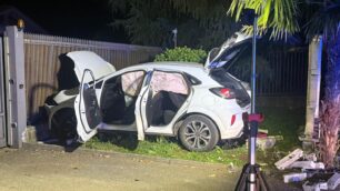 L'auto finita contro la recinzione in via Previati